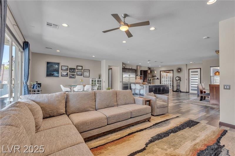 Las Vegas Home Staging Living room to Convo Tropical Before